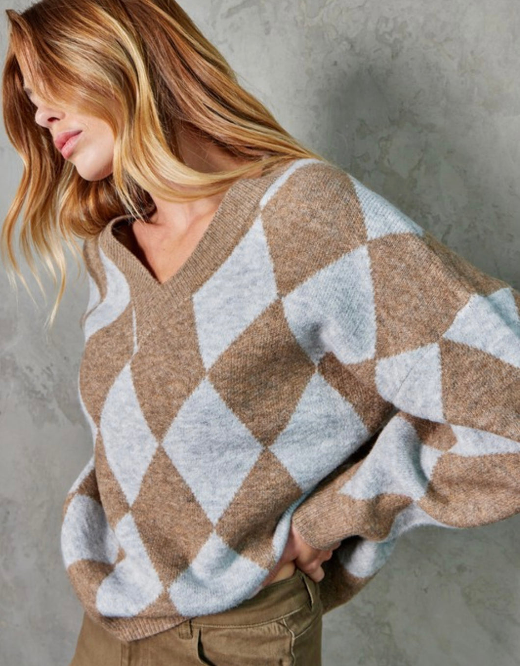 DIMOND PATTERN V NECK KNITTED SWEATER